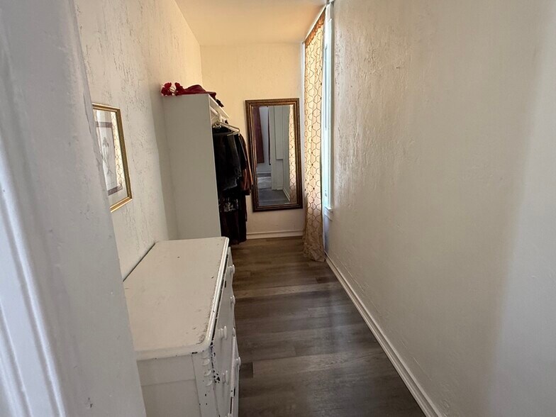 More Photos Of 300 N Broad St, Globe Specialty For Sale