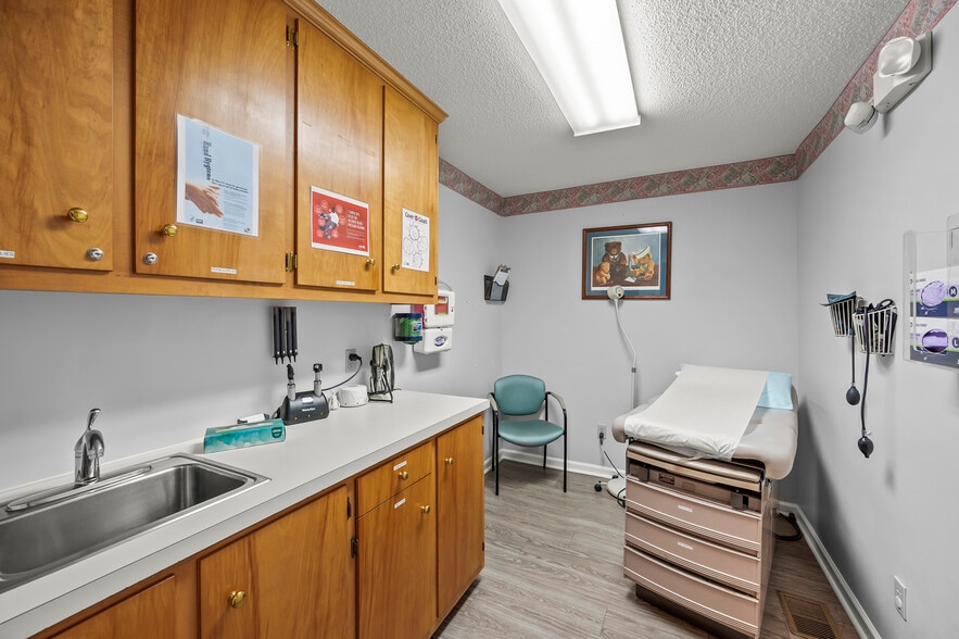 More Photos Of 1940 Briarwood Dr, Hickory Medical For Sale