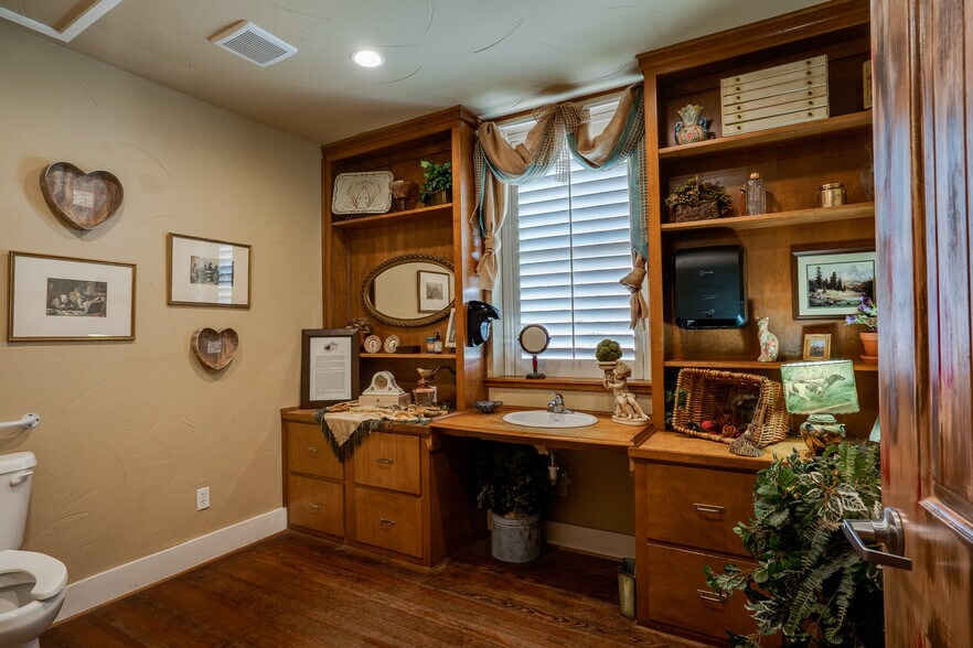 More Photos Of 109 N Main St, Henrietta Specialty For Sale