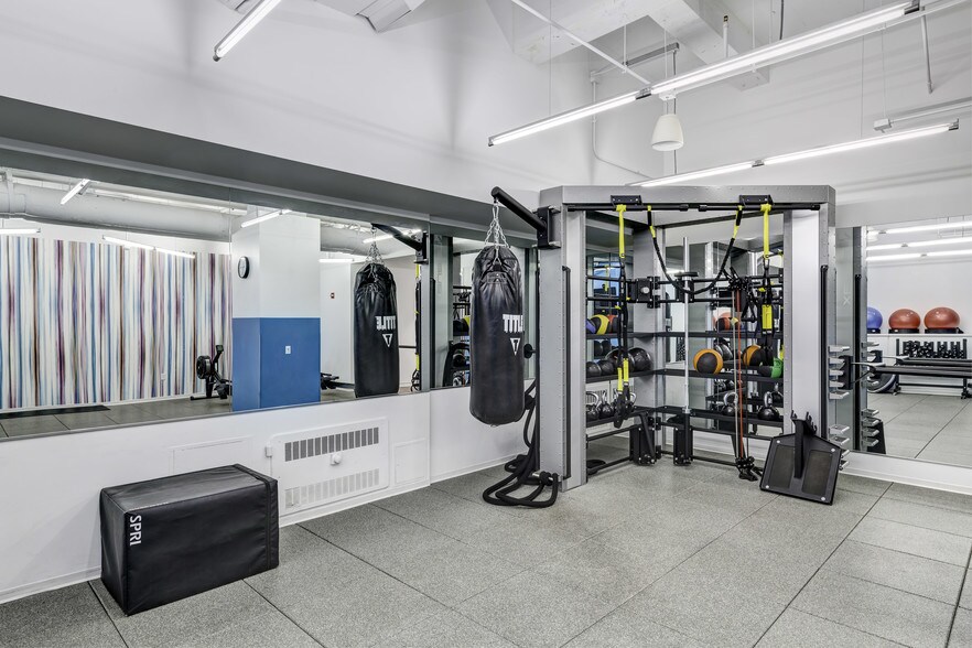 More Photos Of 33 N LaSalle St, Chicago Coworking Space