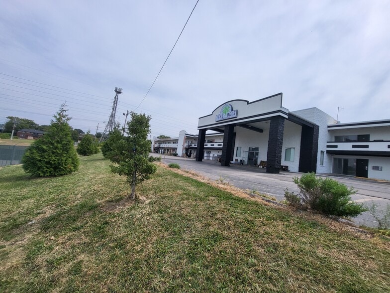More Photos Of 7350 N Hanley Rd, Hazelwood Hotel For Sale