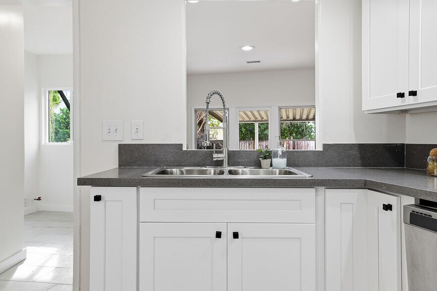 More Photos Of 10714 Valley Spring Ln, North Hollywood Apartments For Sale