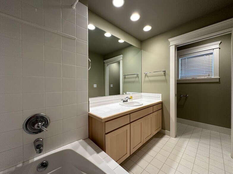 More Photos Of 1505 Ne Village St, Fairview Office For Sale