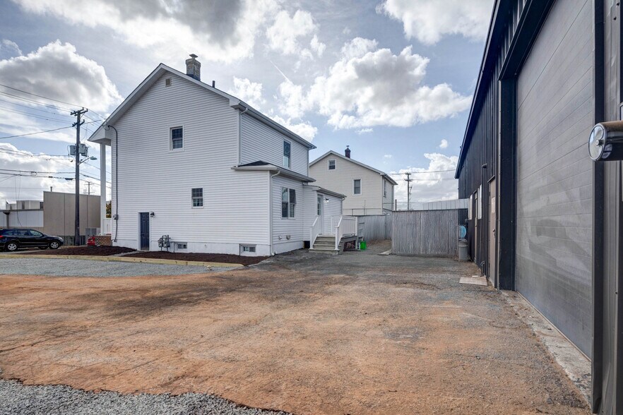 More Photos Of 12 Jansen Ave, Woodbridge Warehouse For Sale