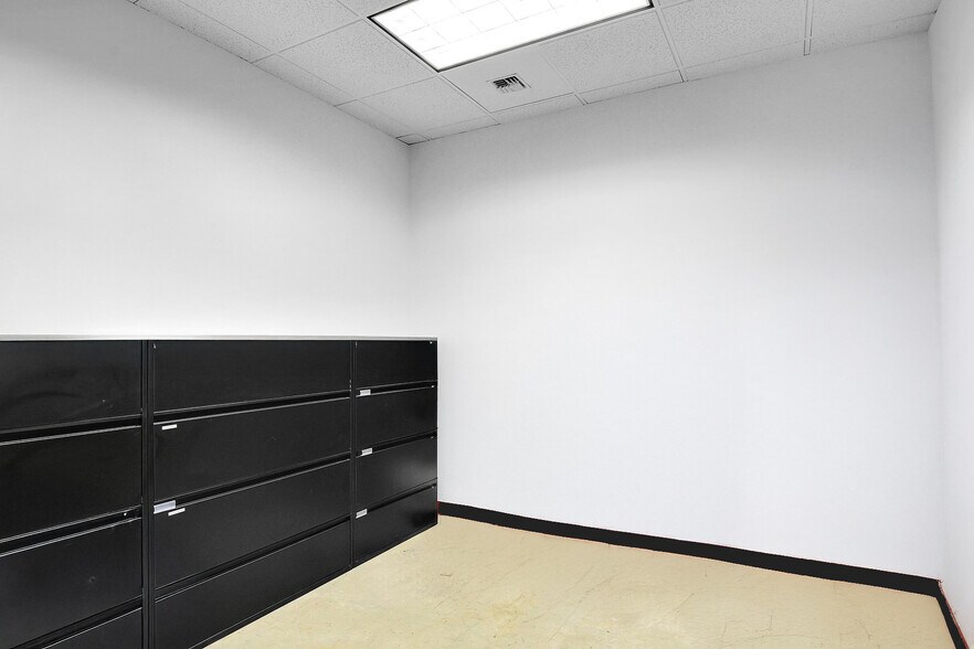 More Photos Of 2727 Western Ave, Seattle Loft Creative Space For Lease