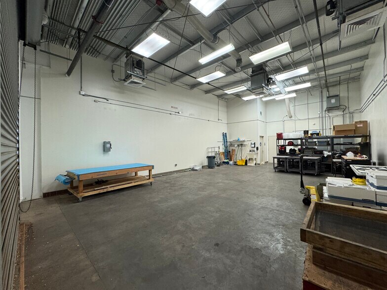 More Photos Of 2106 Lauwiliwili St, Kapolei Warehouse For Lease