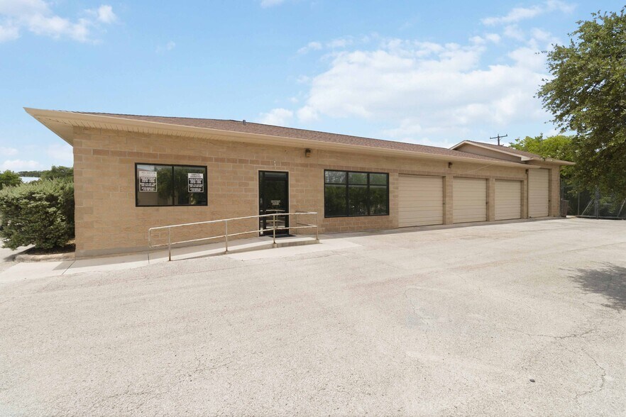 More Photos Of 4714 Shavano Oak, San Antonio Light Distribution For Lease