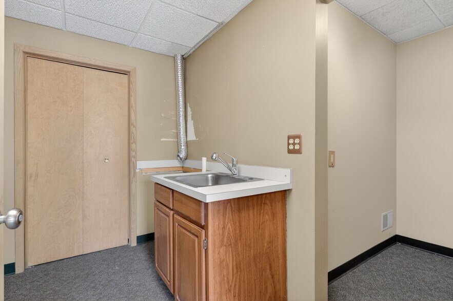 More Photos Of 6300 Sashabaw Rd, Village of Clarkston Storefront For Lease