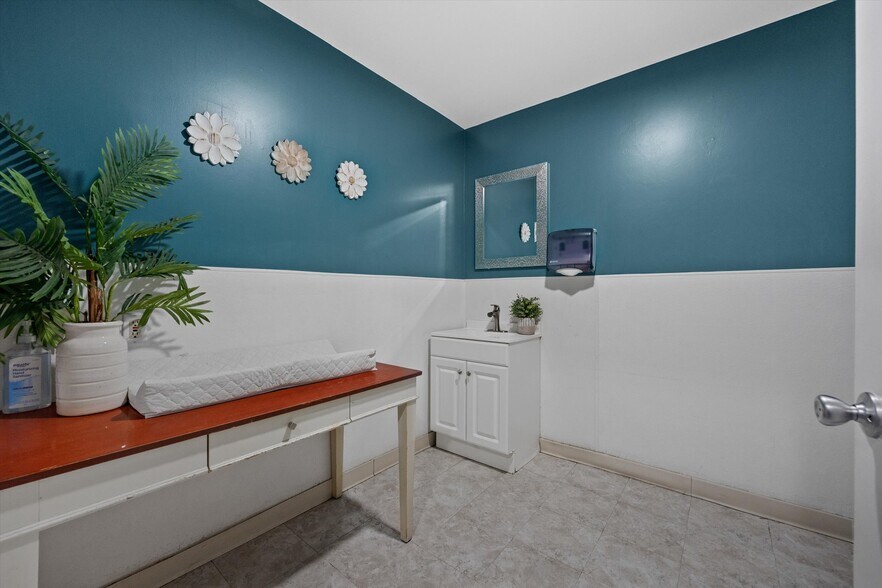 More Photos Of 1307 Columbus St, Bakersfield Specialty For Sale