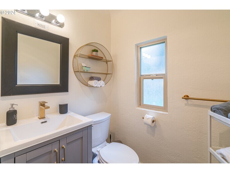 More Photos Of 1175 2nd St SE, Bandon Hotel For Sale