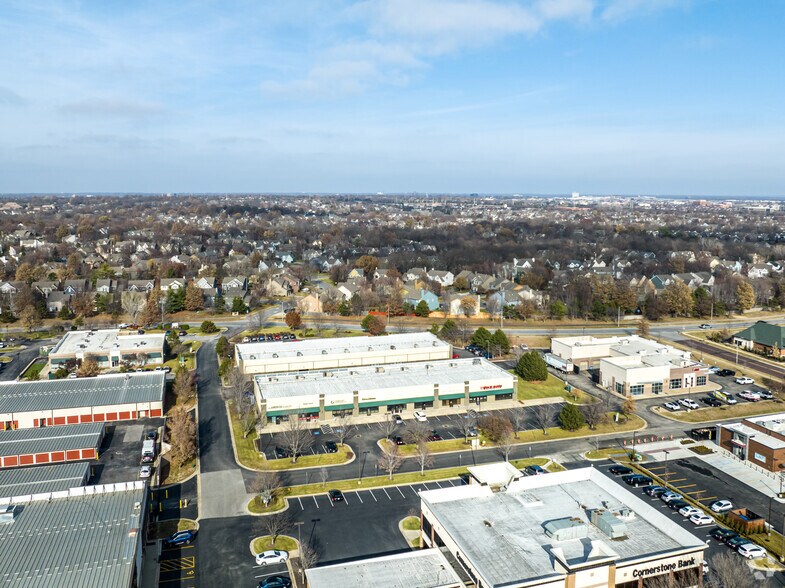 More Photos Of 9142-9158 W 135th St, Overland Park Showroom For Lease
