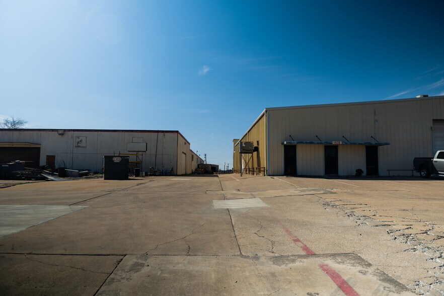 More Photos Of 1630 N Interstate 35 E, Lancaster Flex For Sale