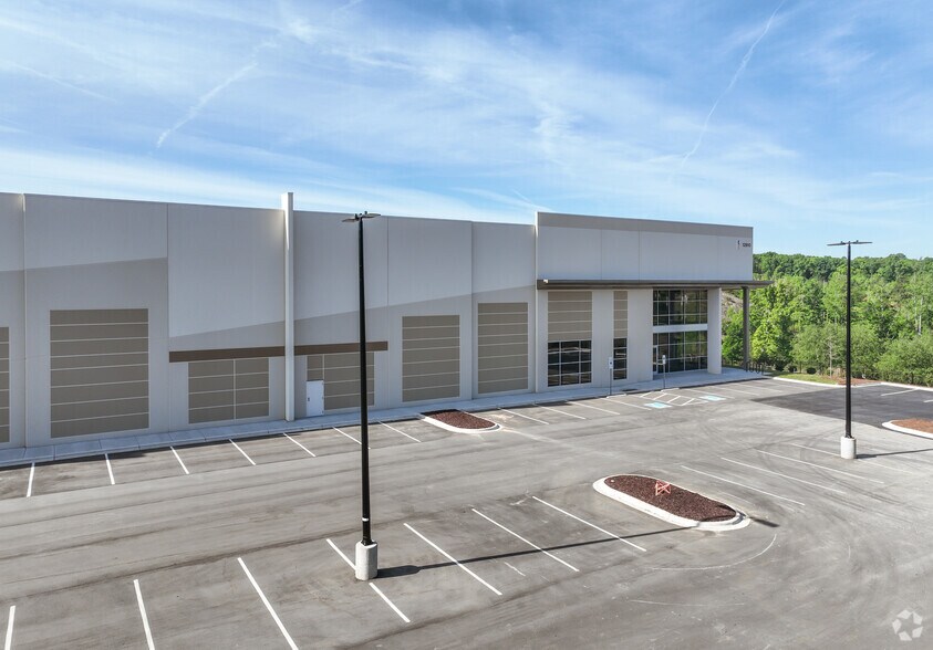 More Photos Of 12910 Hambright Rd, Huntersville Warehouse For Lease