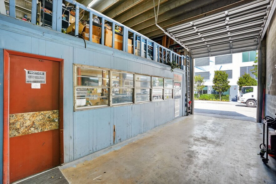 More Photos Of 3838 Shipping Ave, Miami Auto Repair For Sale
