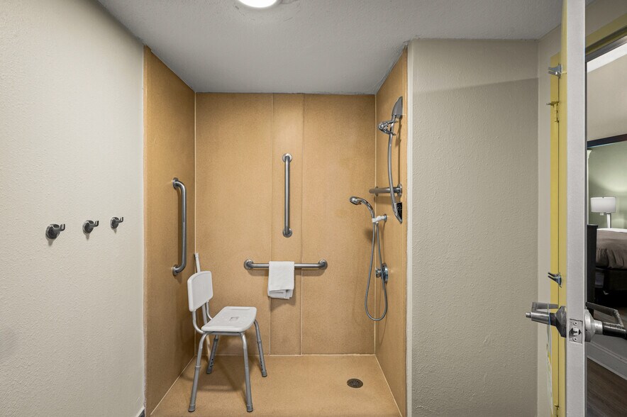 More Photos Of 500 W 29th St, North Little Rock Hotel For Sale