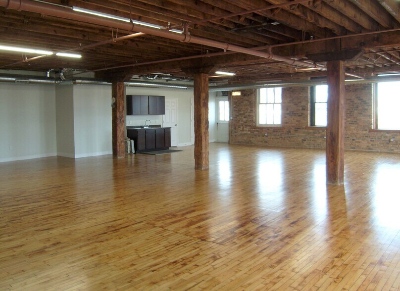 More Photos Of 346 N Justine St, Chicago Light Distribution For Lease