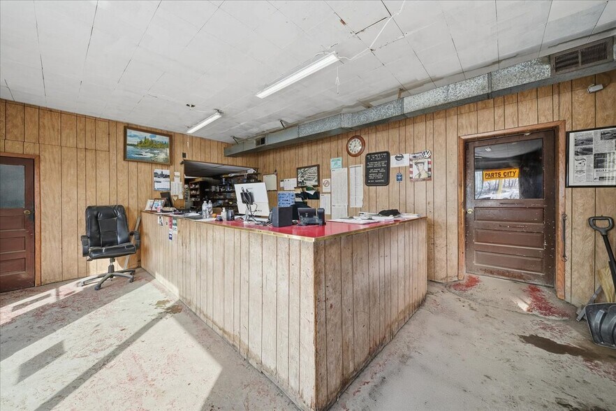 More Photos Of 735 Perry Hwy, Harmony Auto Repair For Sale