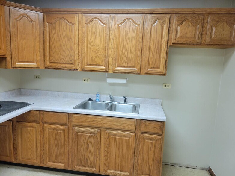 More Photos Of 6655 W Kitty Ave, Chicago Ridge Office For Sale