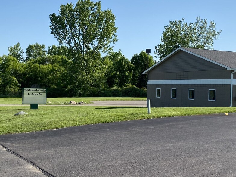 More Photos Of 867-887 Grand Oaks Dr, Howell Warehouse For Lease