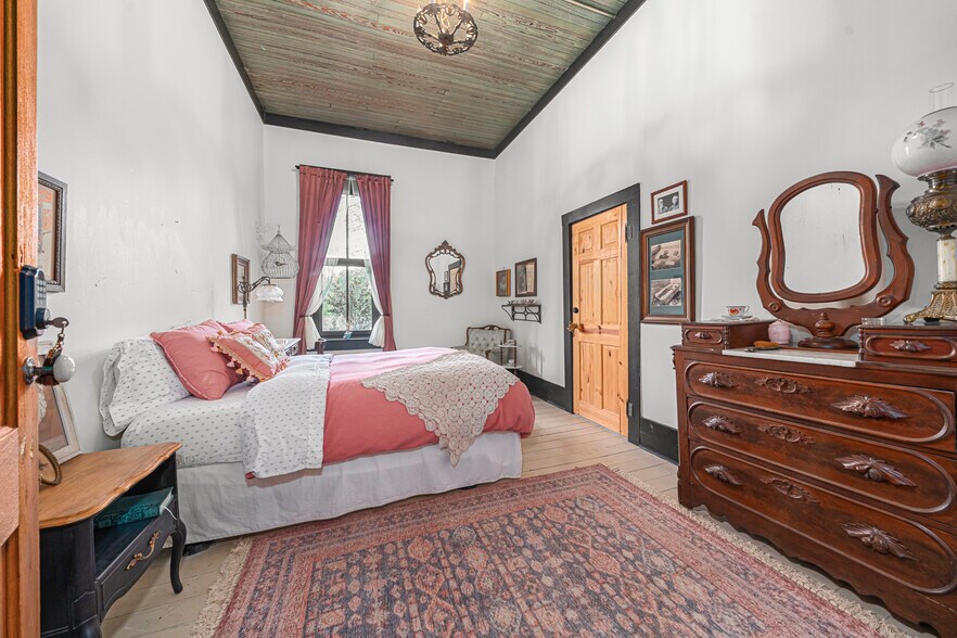 More Photos Of 411 E Front Ave, Chester Hospitality For Sale