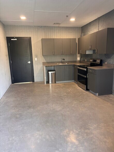More Photos Of 6548 Ward Ave, Charleston Light Distribution For Lease