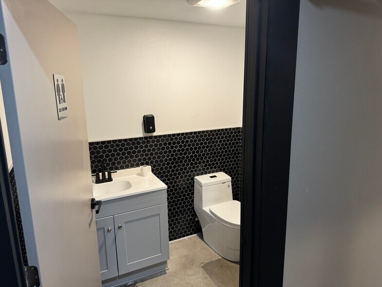 More Photos Of 4125 Market St, Ventura Light Manufacturing For Sale