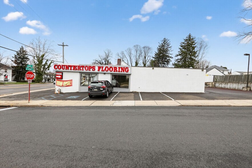 More Photos Of 13 N York Rd, Willow Grove Freestanding For Lease