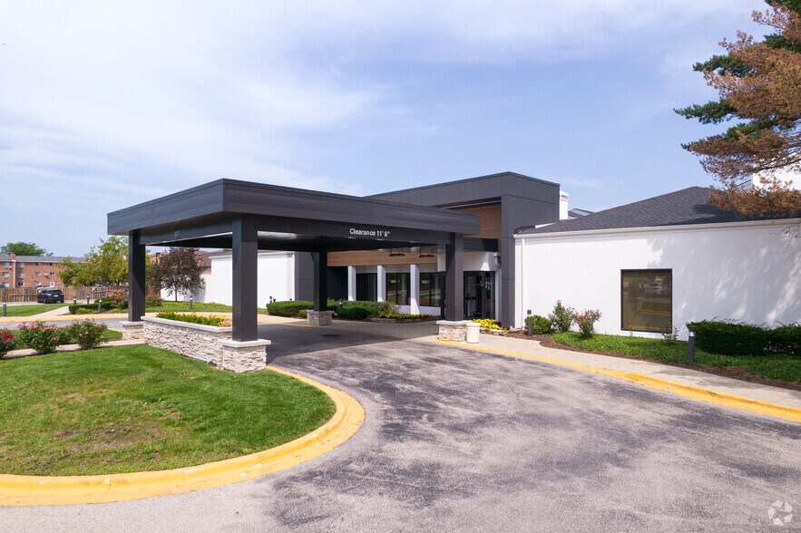 More Photos Of 1801 Milwaukee Ave, Glenview Hotel For Sale