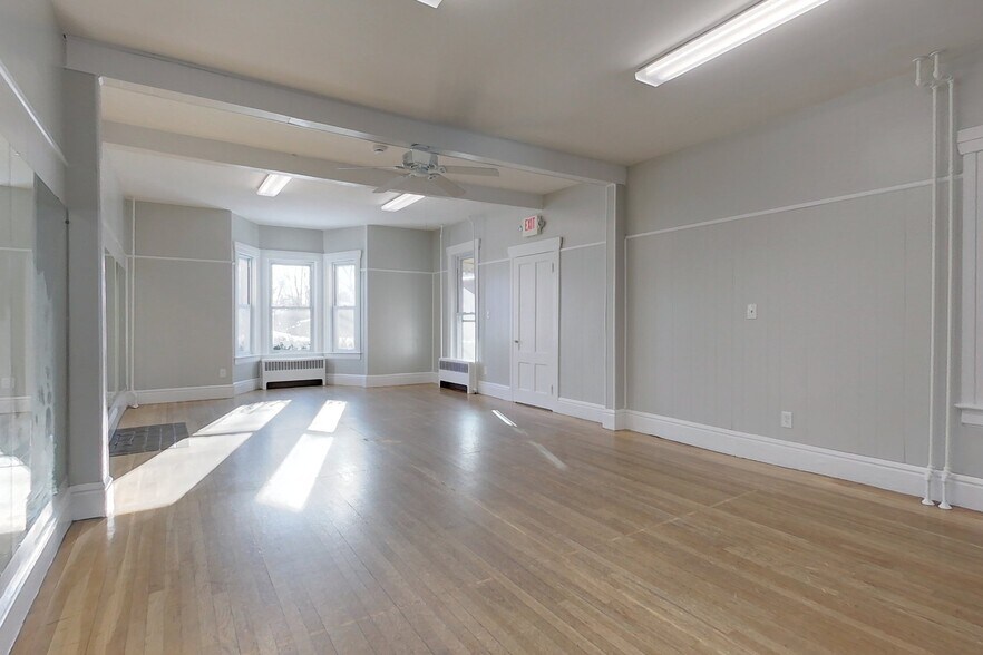 More Photos Of 7 Elm St, Townsend Office For Lease