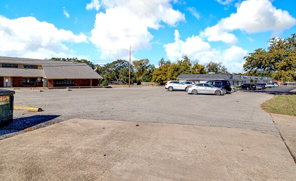 More Photos Of 1012 N Davis Dr, Arlington Storefront For Sale