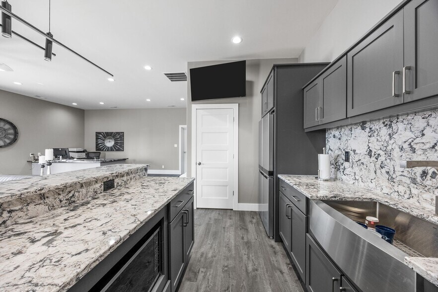 More Photos Of 530 Aircom Dr, Marion Airplane Hangar For Sale
