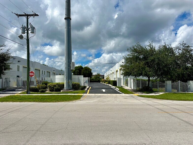 More Photos Of 2937 Ravenswood Rd, Fort Lauderdale Self Storage For Sale
