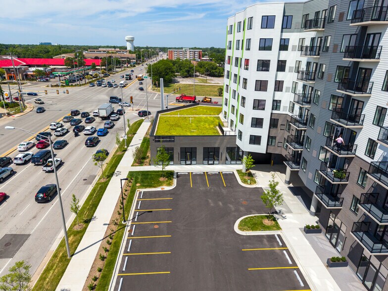 More Photos Of 25 E Algonquin Rd, Arlington Heights Apartments For Lease