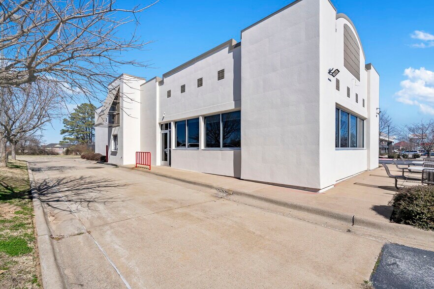 More Photos Of 7420 W Sunset Ave, Springdale Restaurant For Lease