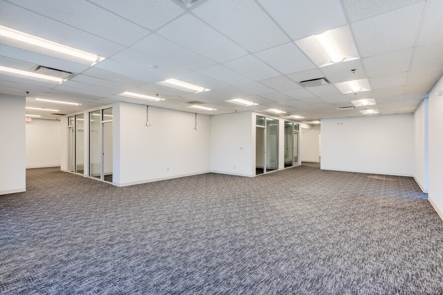 More Photos Of 900 Pressley Rd, Charlotte Warehouse For Lease