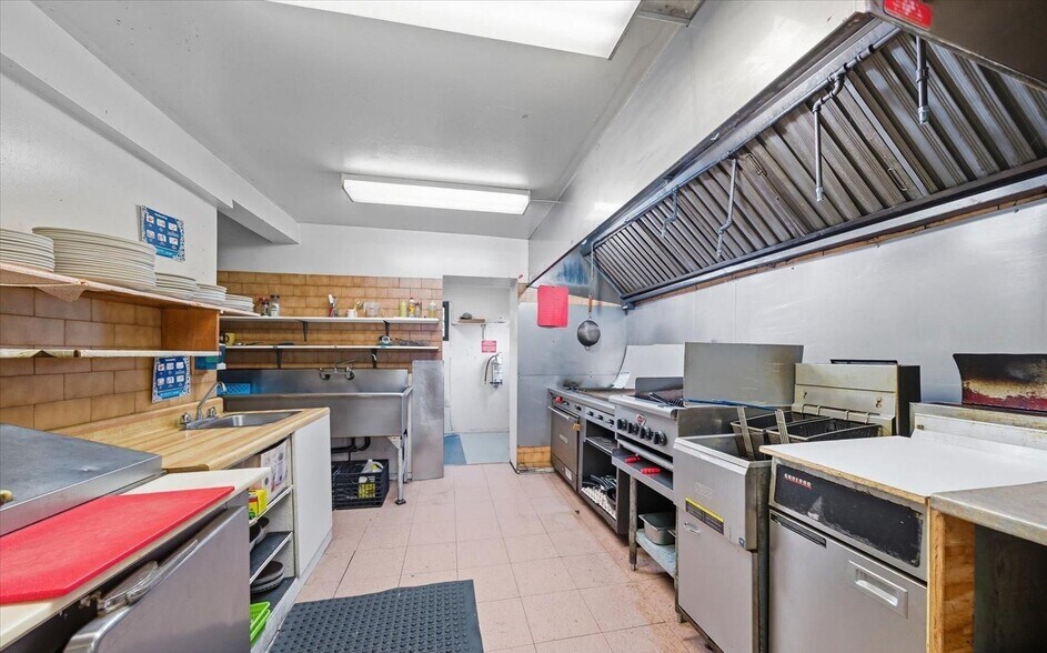 More Photos Of 23035 Lakeridge Rd, Brock Restaurant For Sale