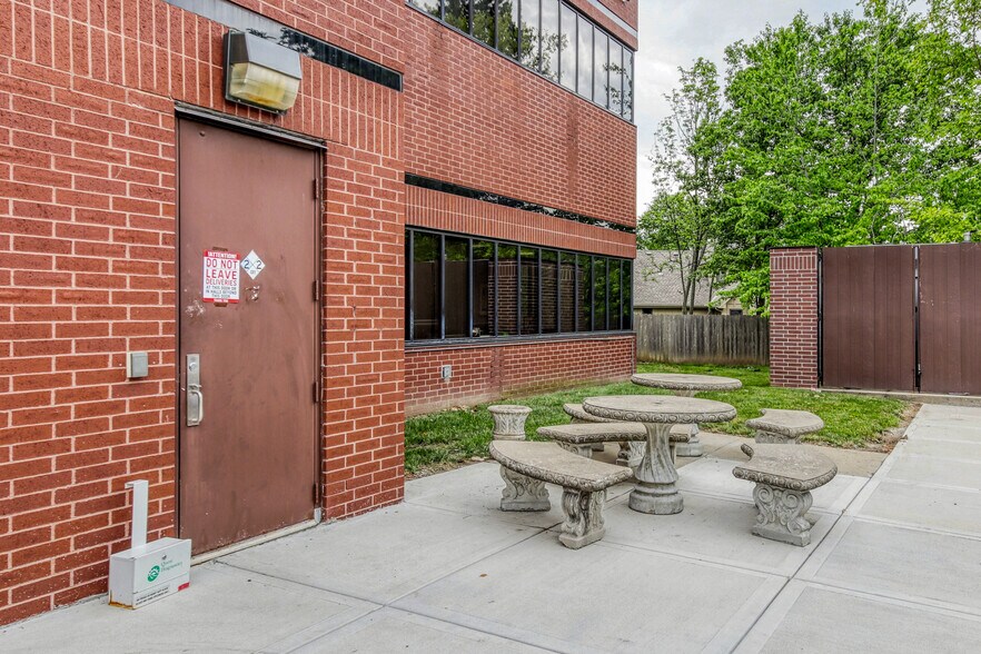 More Photos Of 200 NE 54th St, Kansas City Medical For Lease