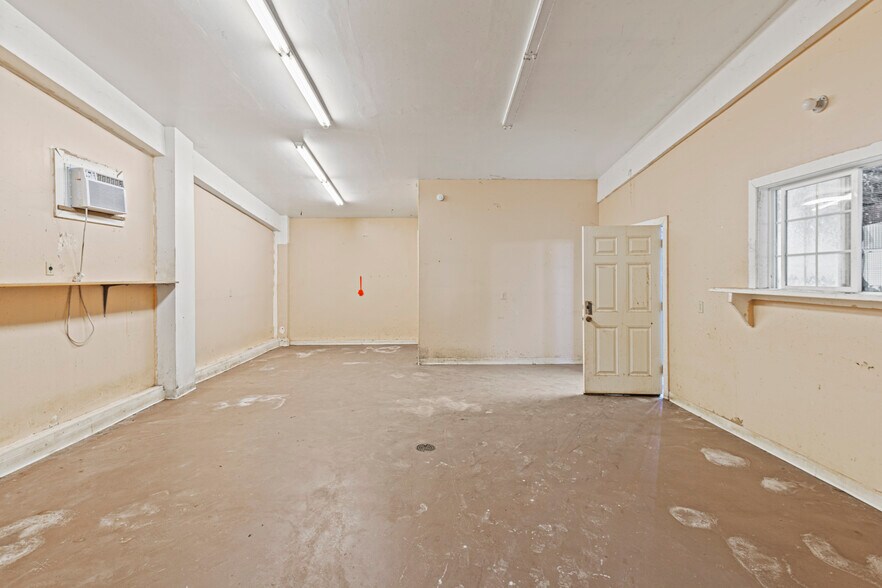 More Photos Of 245 N 7th St, Williams Light Distribution For Sale