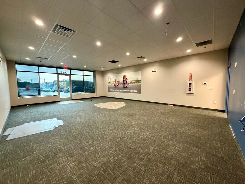 More Photos Of 2688 DeKalb Ave, Sycamore Freestanding For Lease