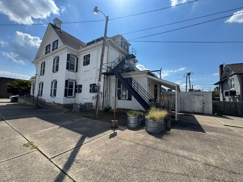 More Photos Of 1202 6th Ave, Huntington Restaurant For Sale