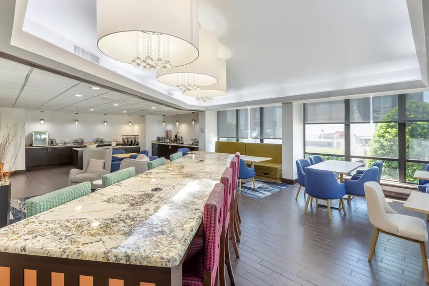 More Photos Of 11069 Composite Dr, Dallas Hotel For Sale