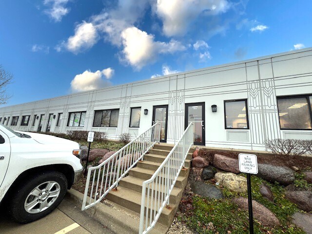 More Photos Of 707 Ridgeview Dr, McHenry Flex For Sale