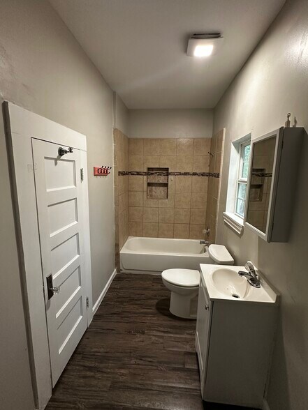 More Photos Of 309 Railroad St, Buda Office For Sale