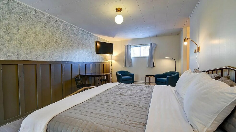 More Photos Of 207 Elm St, Leadville Hotel For Sale