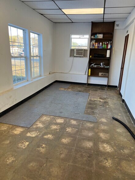 More Photos Of 9335 Crain Hwy, Faulkner Auto Repair For Lease