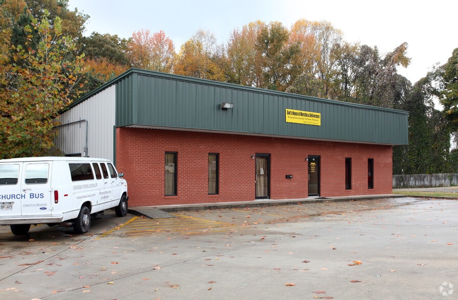 More Photos Of 748 Veterans Pky, Jonesboro Light Distribution For Lease