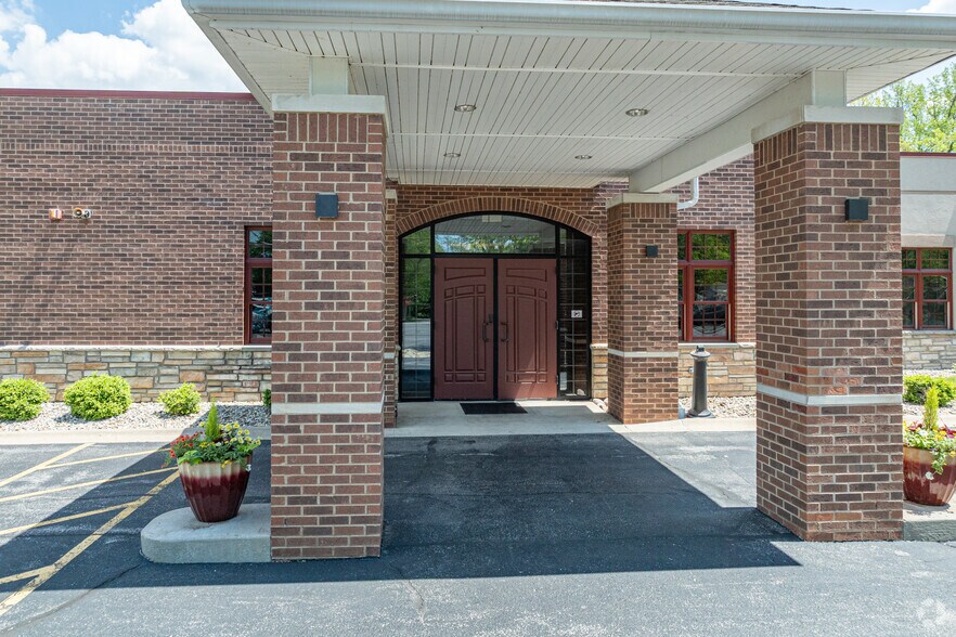 More Photos Of 310 Country Club Dr, Pekin Golf Course Driving Range For Sale