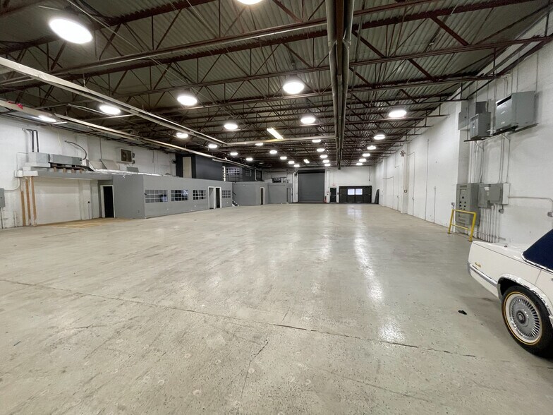 More Photos Of 1371 Saw Mill Run Blvd, Pittsburgh Warehouse For Lease