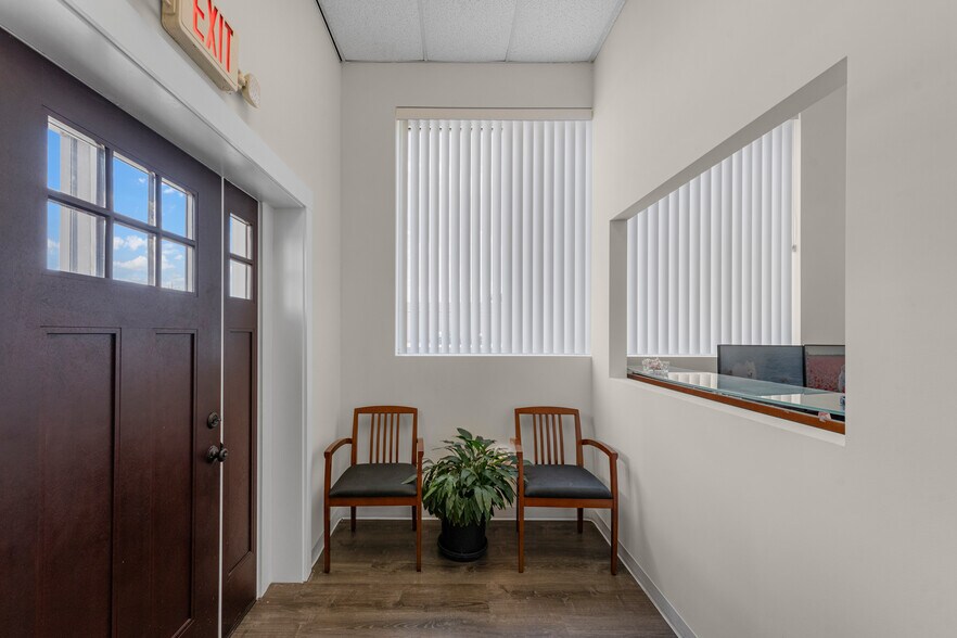 More Photos Of 3609 N Frazier St, Conroe Office For Sale
