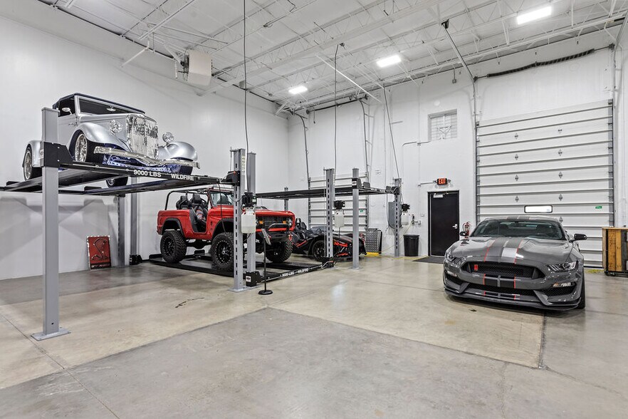 More Photos Of 3455 Centerpoint Dr, Grove City Warehouse For Lease